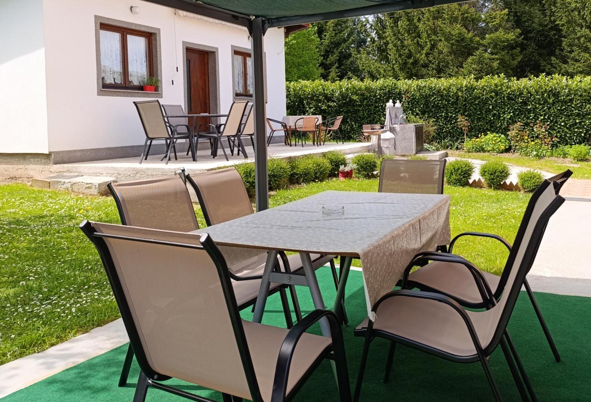 Guest House Toic Korenica Exterior foto